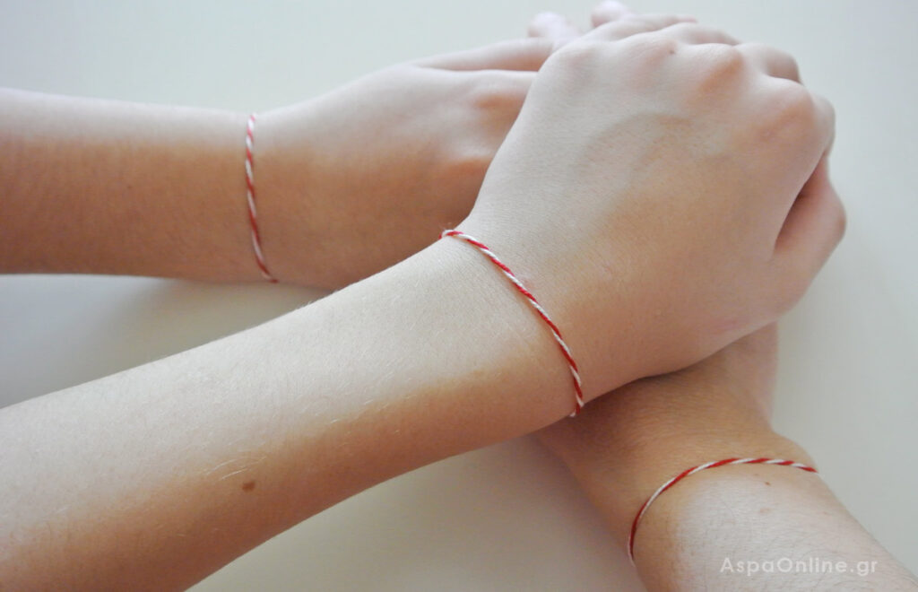 Τα παιδιά μου κι εγώ φορώντας τα βραχιολάκια μας του Μάρτη